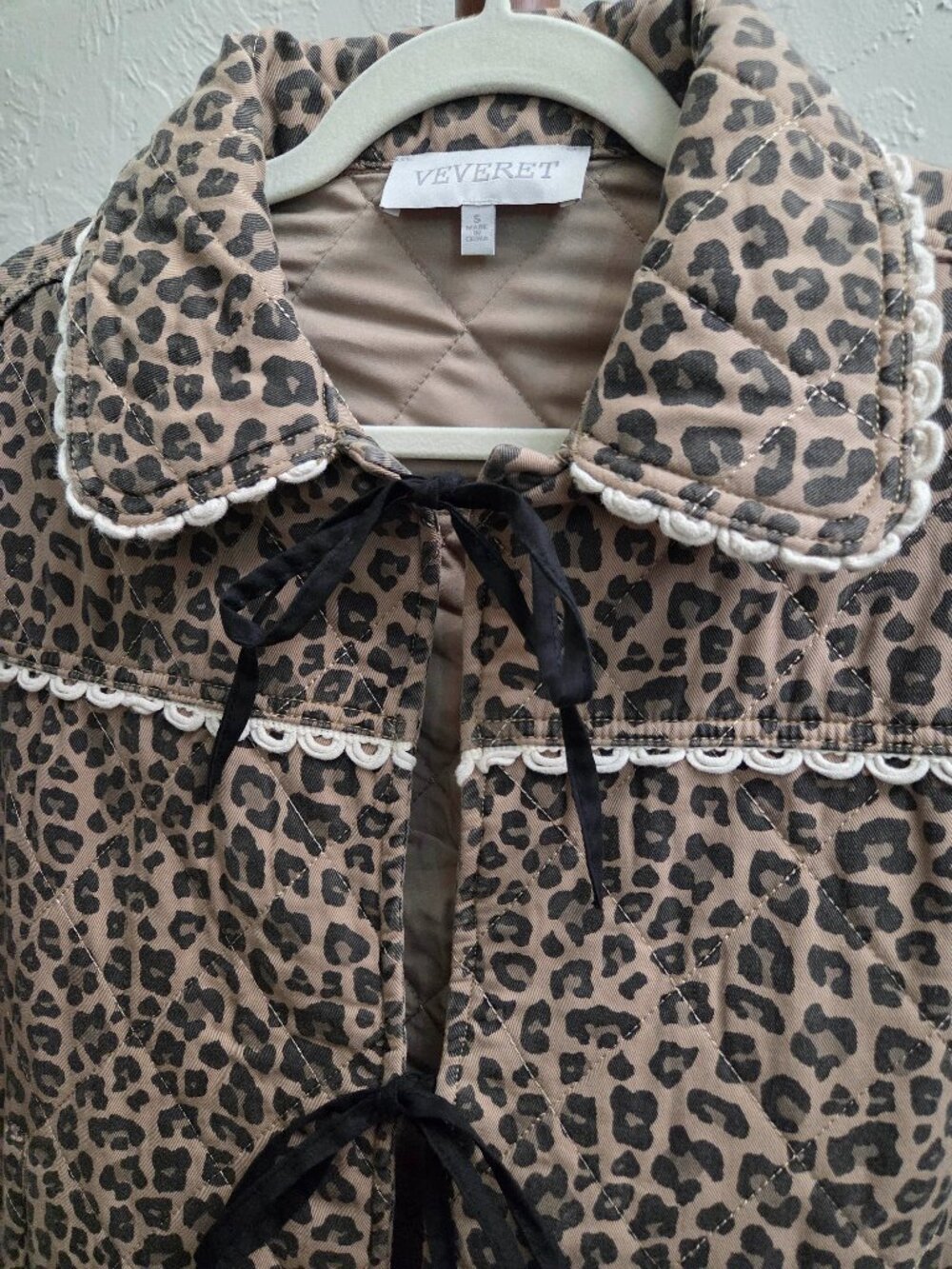 J29. Women's Leopard Quilted Jacket With Ribbon Bow Ties - Picture 2 of 3